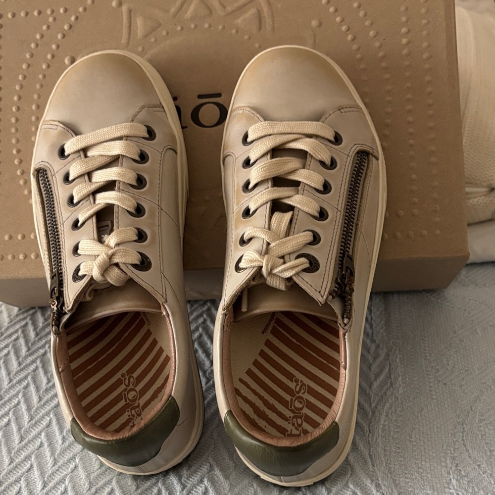 TAOS SNEAKERS - Z SOUL LUX size 6.5. Beautiful oyster/olive combo.